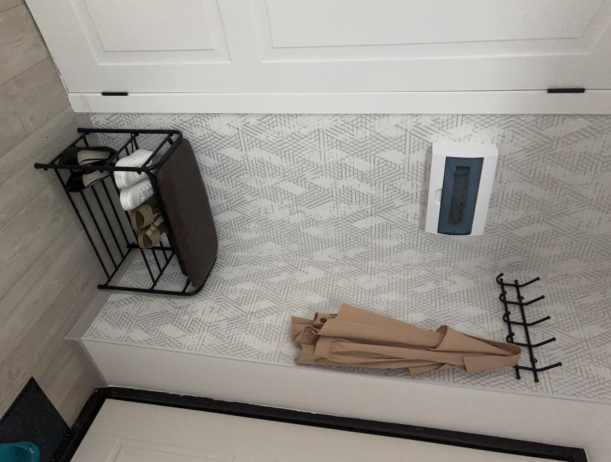 Входная зона с полками и крючками для одежды