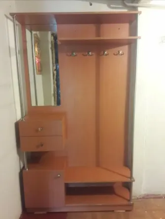 Прихожая с зеркалом и крючками