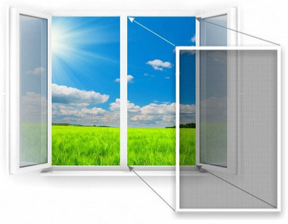 Ашылатын москит торы бар терезе, күн шуақты күн, жасыл алқап және аспандағы көк.