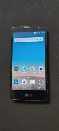 Экран старого смартфона LG с цветным фоном