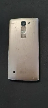 Задняя панель старого смартфона LG с металлическим покрытием