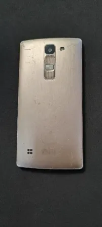Задняя панель старого смартфона LG с металлическим покрытием