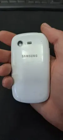 Задняя панель белого смартфона Samsung