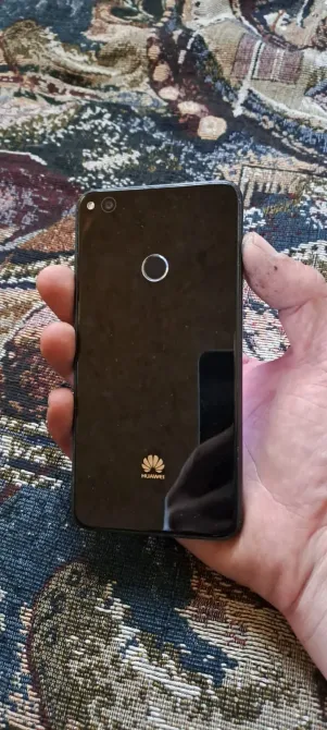 Задняя панель черного смартфона Huawei с логотипом