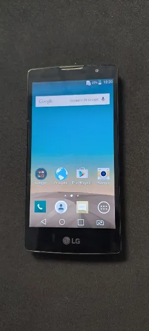 Экран старого смартфона LG с цветным фоном