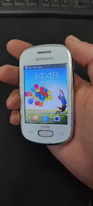 Смартфон Samsung с основным экраном и яркими цветами