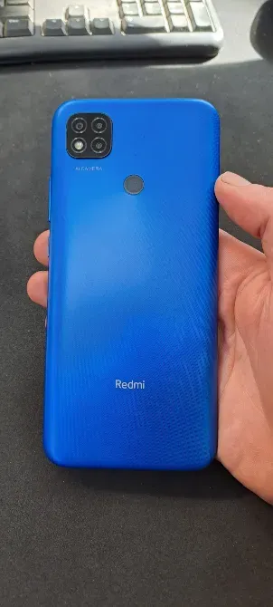 Задняя панель синего смартфона Redmi