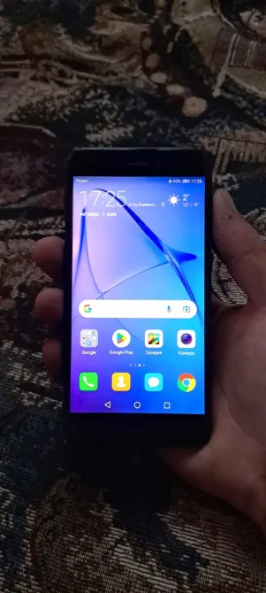 Смартфон с включенным экраном и яркими иконками приложений