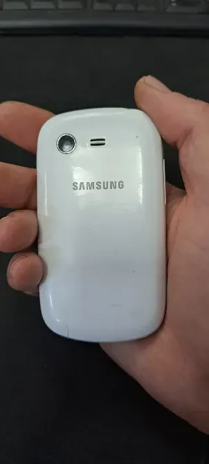 Задняя панель белого смартфона Samsung