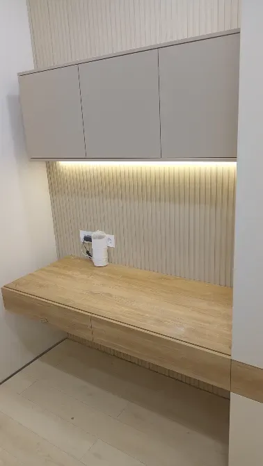 Рабочее пространство с навесными шкафами и подсветкой