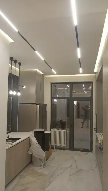 Современный интерьер кухни с встраиваемым освещением