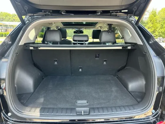 Багажное отделение черного Hyundai Tucson, пустое, с обшивкой черного цвета