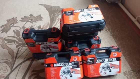 Инструменты Black & Decker в чемоданах на полу с узором