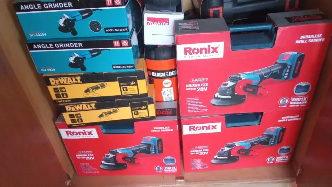Упакованные электроинструменты Ronix и DeWALT в шкафу