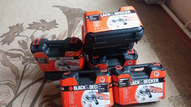 Инструменты Black & Decker в чемоданах на полу с узором