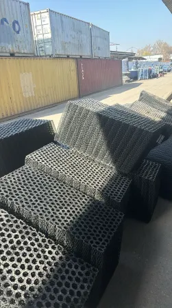 Хранение черных пластиковых фильтров в контейнерах на складе