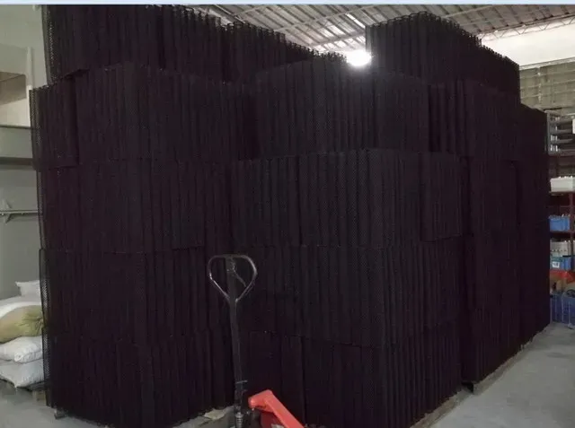 Жоғары ғимараттар, қара түтіктерден тұратын, қоймада орналастырылған