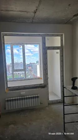 Окно в процессе установки в квартире с видом на город