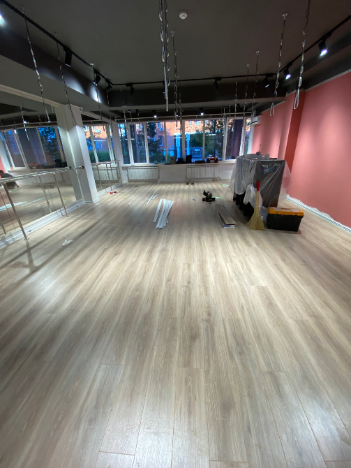 Установленный ламинат в помещении с рабочими инструментами на полу