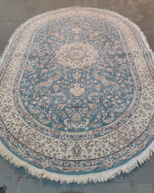 Көгілдір негізі бар гүл өрнегі бар овальды ковер