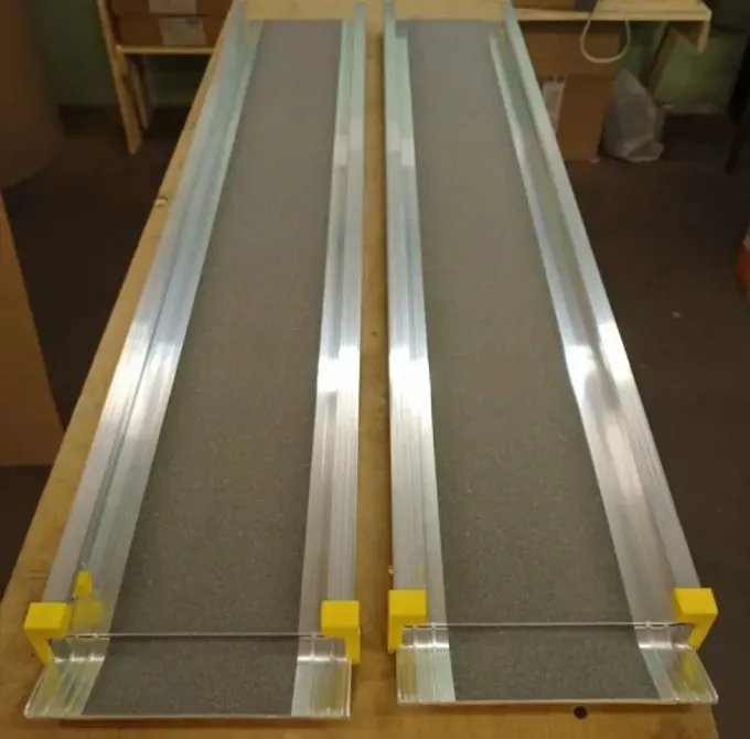 Лестница бойынша жеңіл көтерілуді қамтамасыз ететін алюминий слайдтары