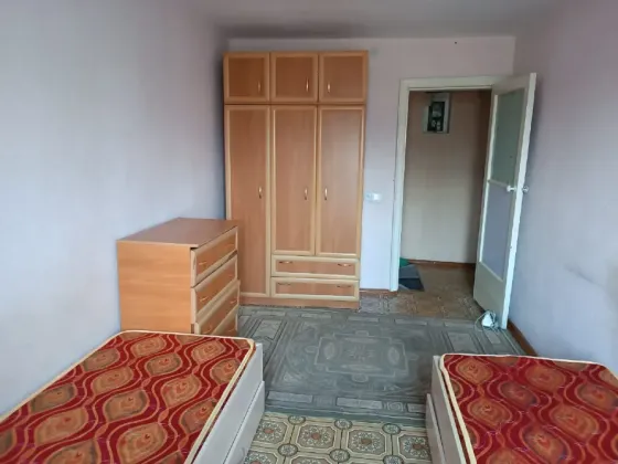 Спальня с двумя кроватями и шкафом