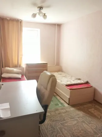 Спальня с рабочим столом и кроватями