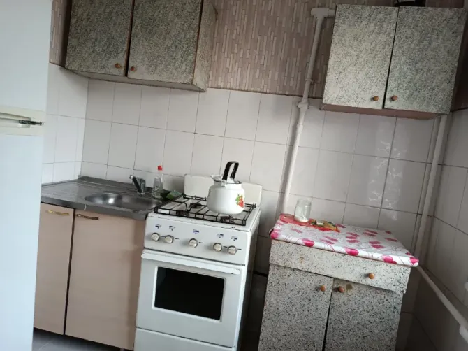 Кухня с плитой и столом