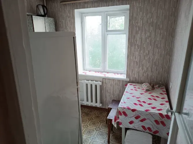 Кухня с окном и столом