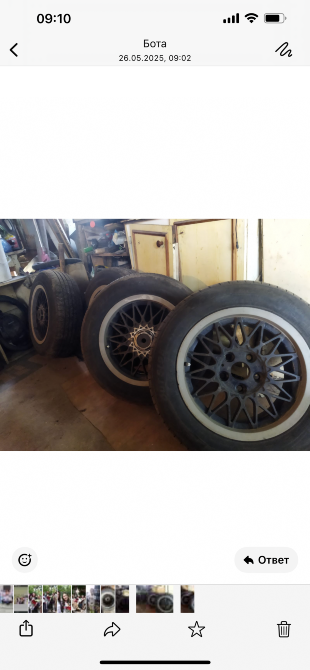 Көрші тұрған бірнеше дөңгелек дискі мен шиналардың бейнесі