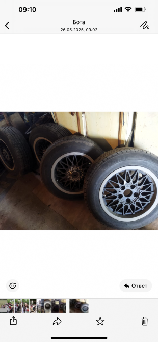 Гараждағы бірнеше дөңгелек дискілердің бейнесі