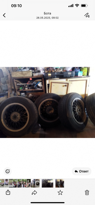 Ішкі бөлмедегі бірнеше дөңгелек дискі мен шиналардың бейнесі