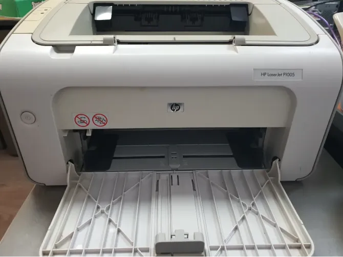 HP LaserJet P1005 принтері ашық қағаз лоткасымен