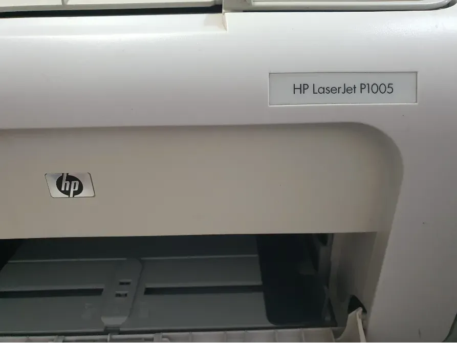 HP LaserJet P1005 принтерінің логотипі мен моделі