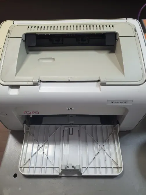 HP LaserJet P1005 принтерінің артқы жағына көрініс
