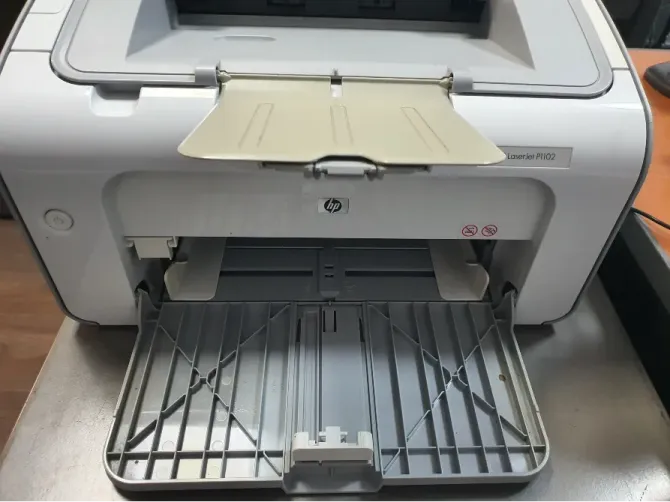 HP LaserJet P1102 принтері ашық қағаз лоткымен