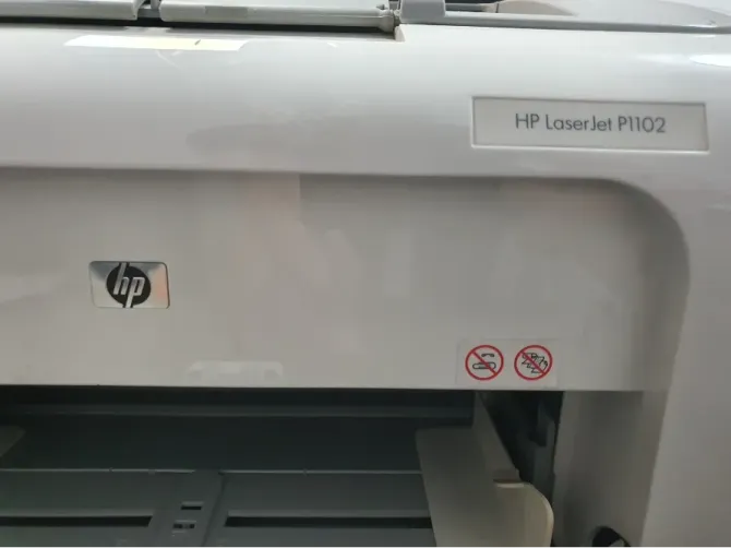 Принтердің алдыңғы панеліндегі HP LaserJet P1102 логотипі мен моделі
