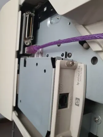 HP LaserJet 2300 принтерінің артқы панеліндегі интерфейс порттары мен байланыстар