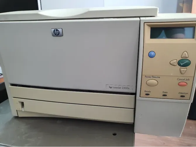 HP LaserJet 2300 принтері, басқару панелі мен батырмаларымен