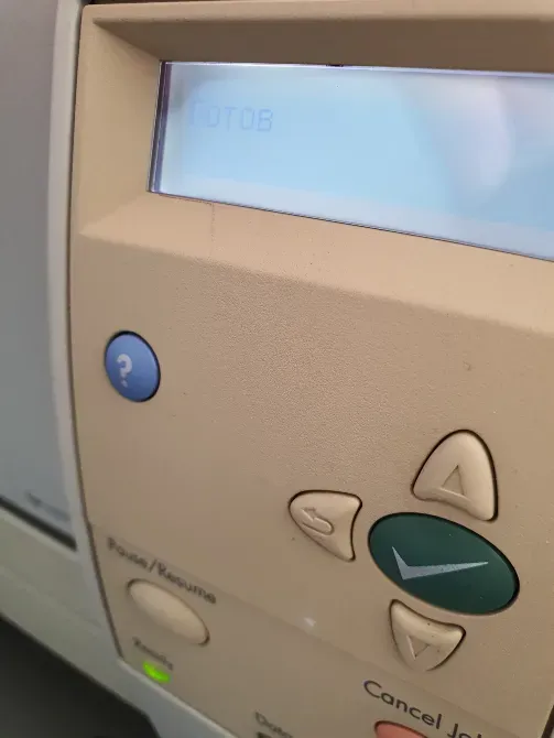 HP LaserJet 2300 принтерінің дисплейі бар басқару панелі