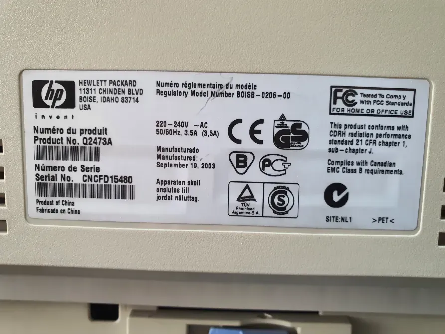 HP LaserJet 2300 принтерінің сипаттамалары мен сериялық нөмірі жазылған жапсыры