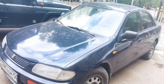 Автомобиль темно-синего цвета сбоку с номером 699ADM14