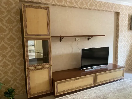 Современный телевизионный стенд с шкафчиками и полкой для телевизора