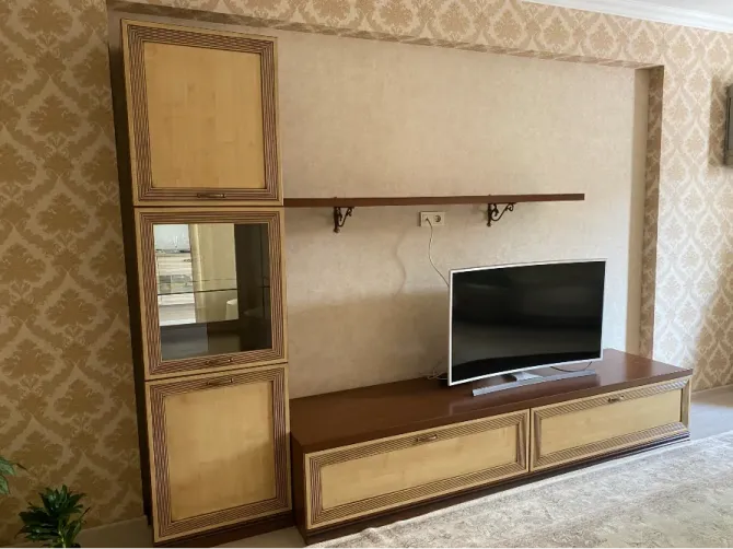 Современный телевизионный стенд с шкафчиками и полкой для телевизора
