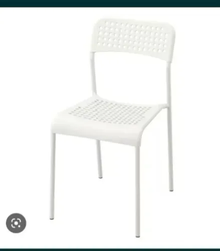 Белый пластиковый стул с перфорированным сиденьем и металлическими ножками