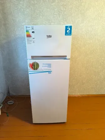 Beko тоңазытқышы мұздатқыш камерасымен, ақ, алдыңғы көрінісі