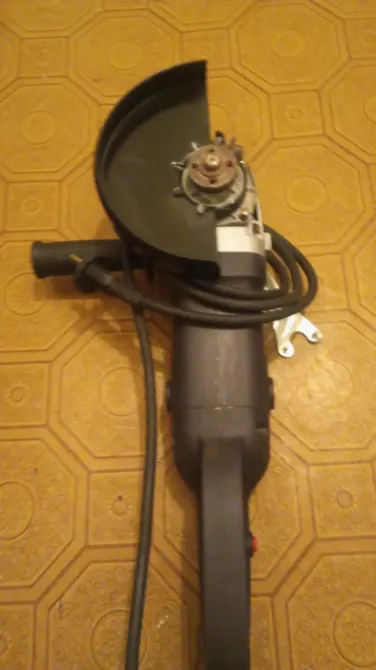 Қорғау қақпағымен бұрыштық шлифмашина