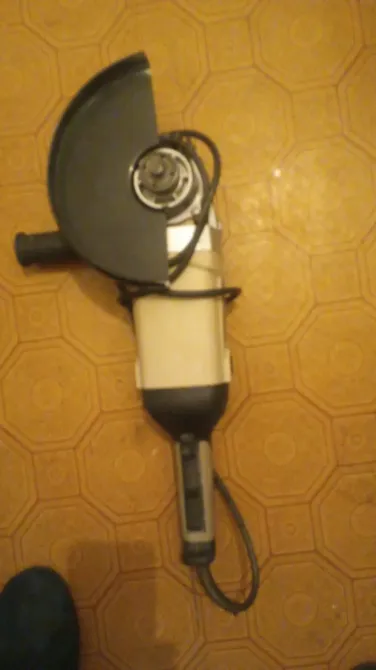 Электрический инструмент с защитным экраном и кабелем