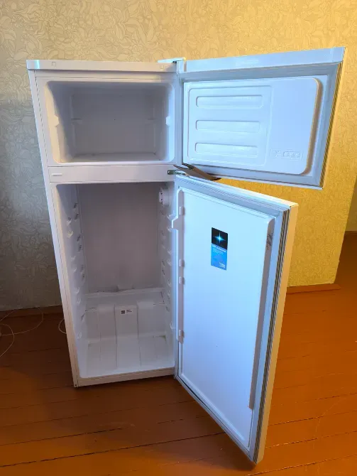 Открытый холодильник Beko с морозильной камерой и пустыми полками