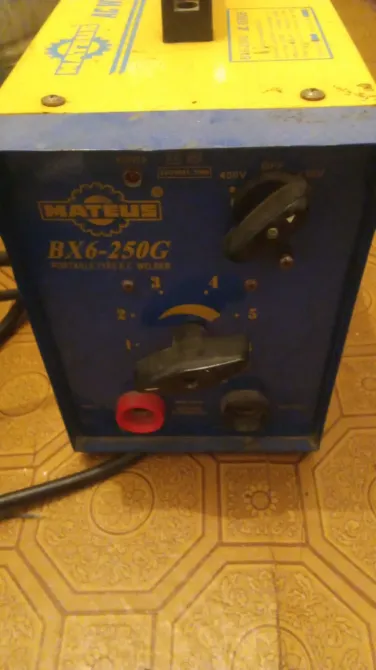 Сварочный аппараттың контроллері, қосқыштармен және индикаторлармен